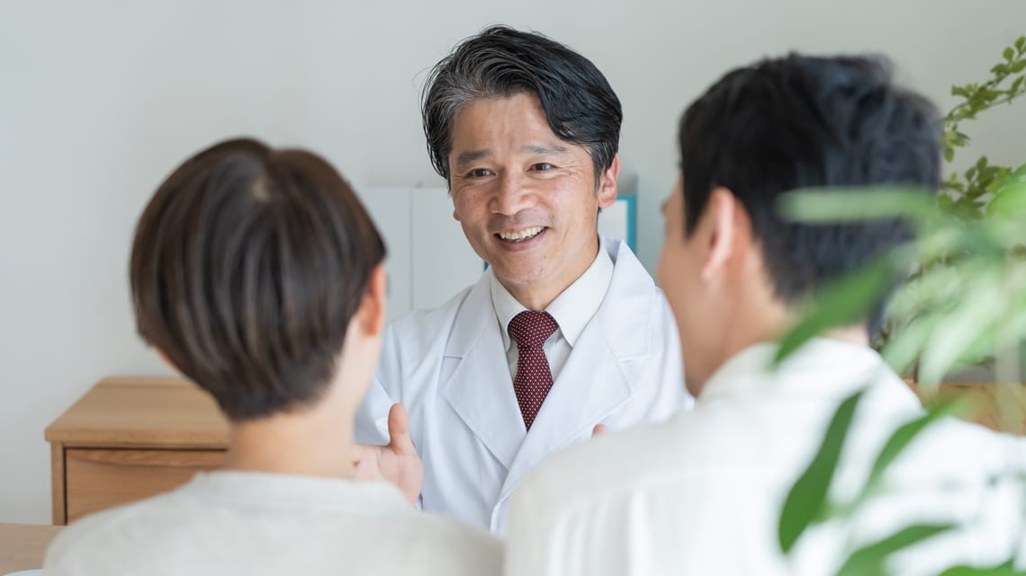 医師から、入院の見通しについて説明を受ける家族のイメージ