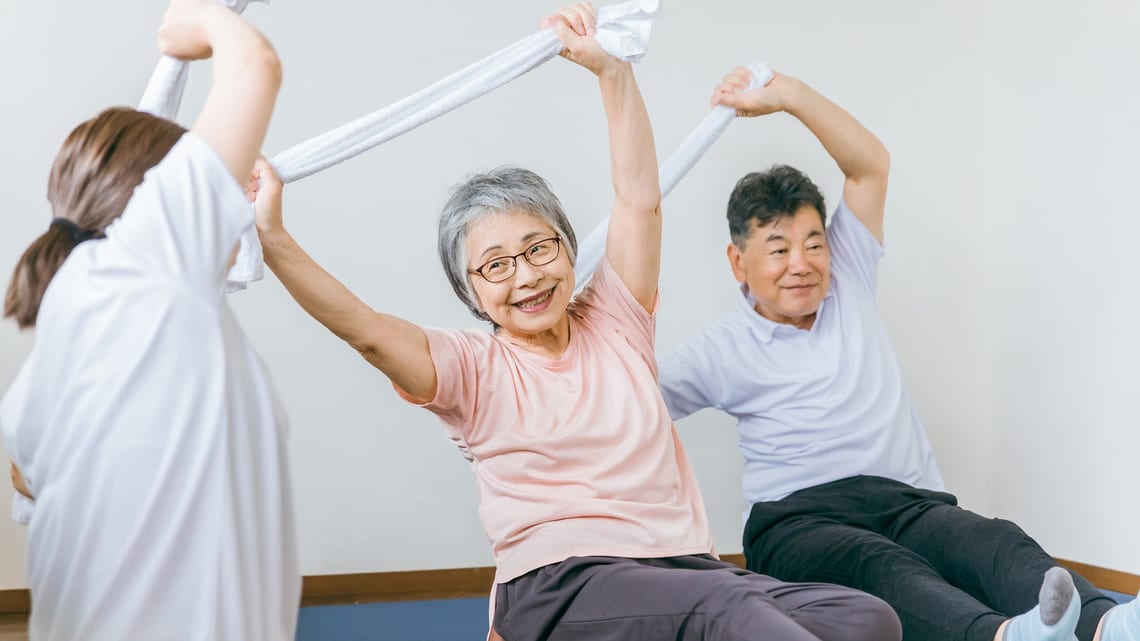 デイサービスで体操をする利用者と職員のイメージ