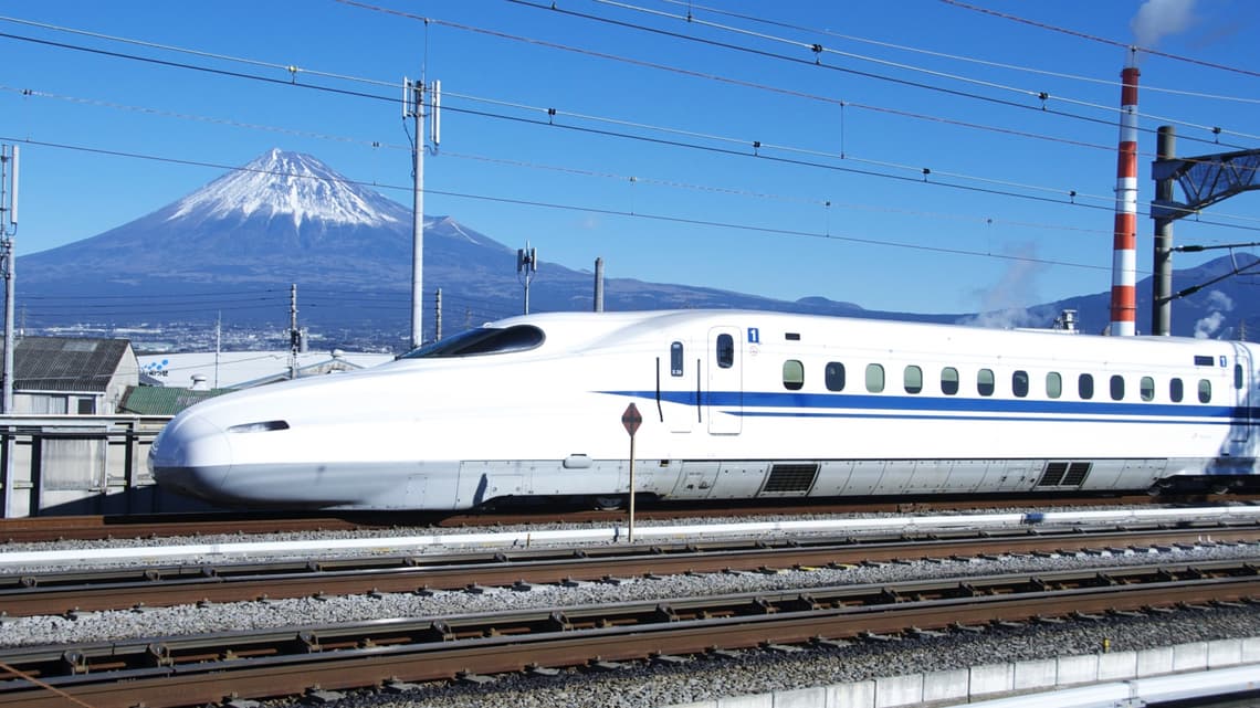 富士山と新幹線のイメージ