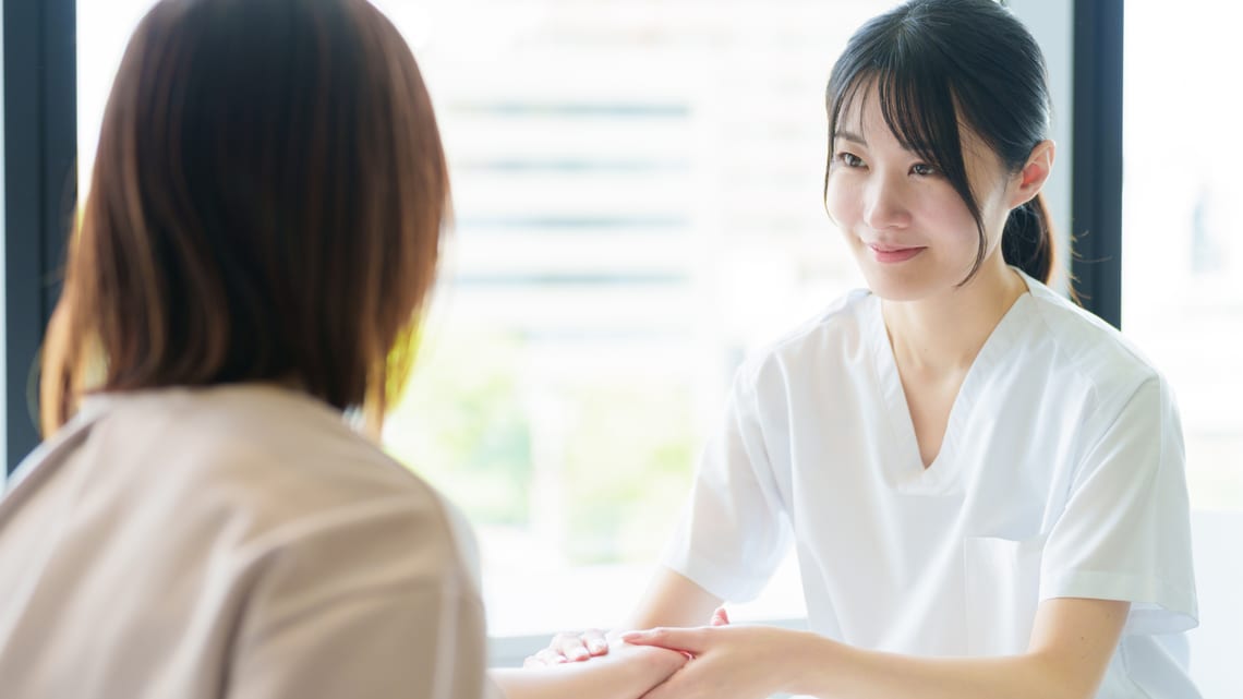 看護職員が、入浴の前に脈を測って体調を確かめるイメージ