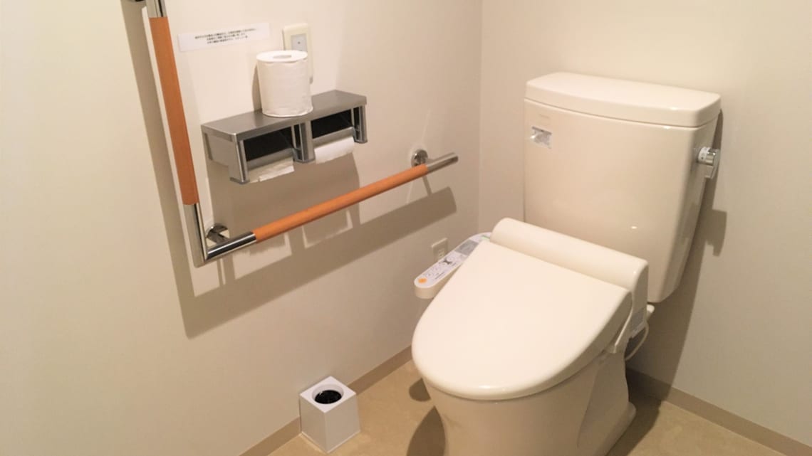 手すりのついたトイレのイメージ