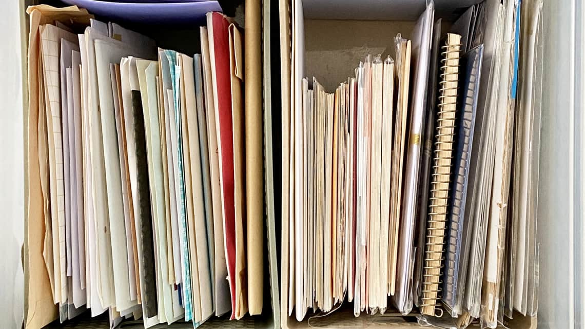 書類や手紙がぎっしり詰まった引き出しのイメージ