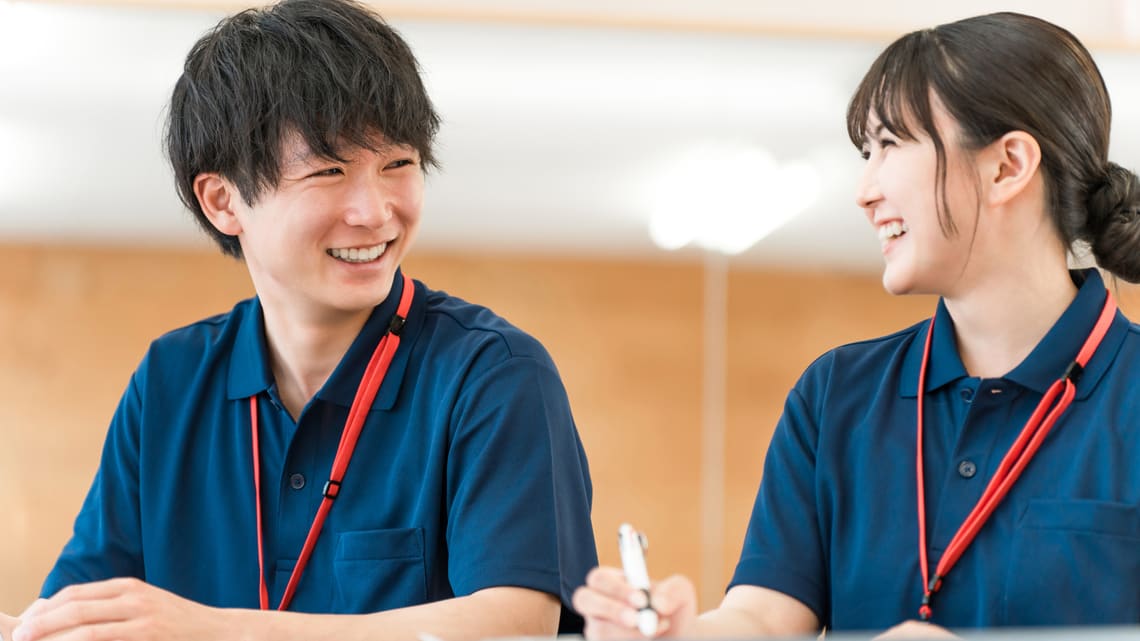 施設のスタッフが話し合うイメージ