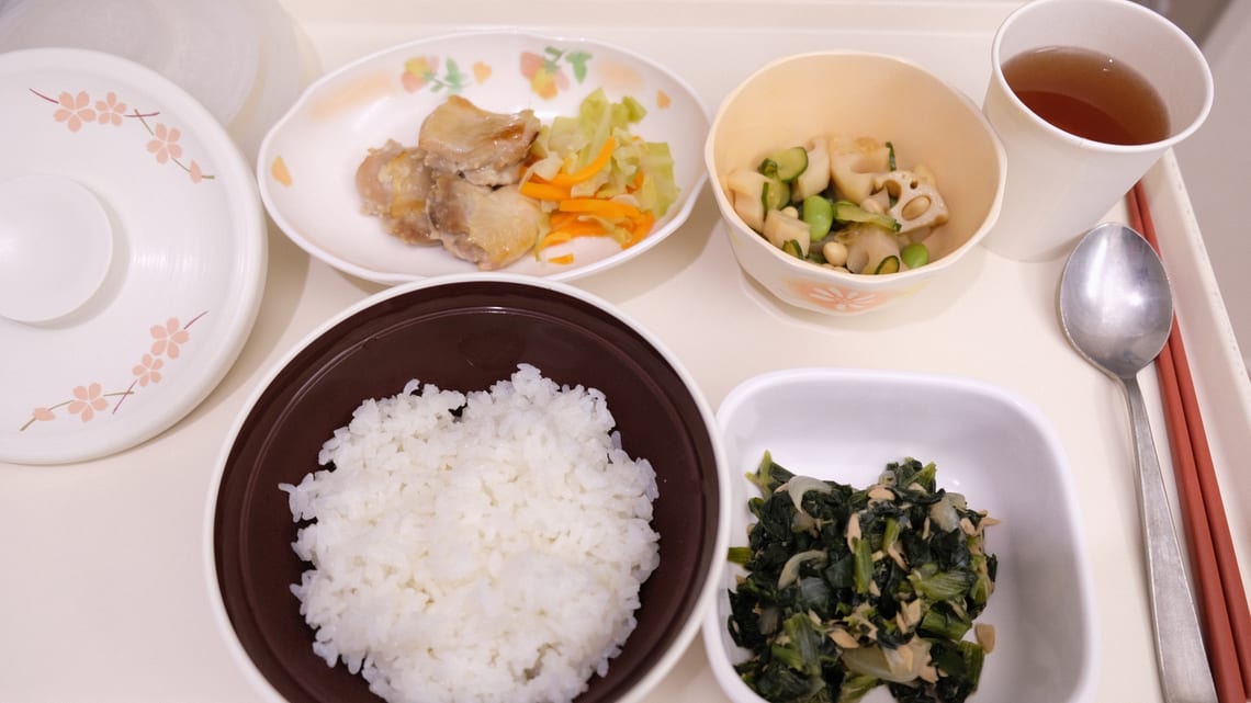 トレーにのった食事のイメージ