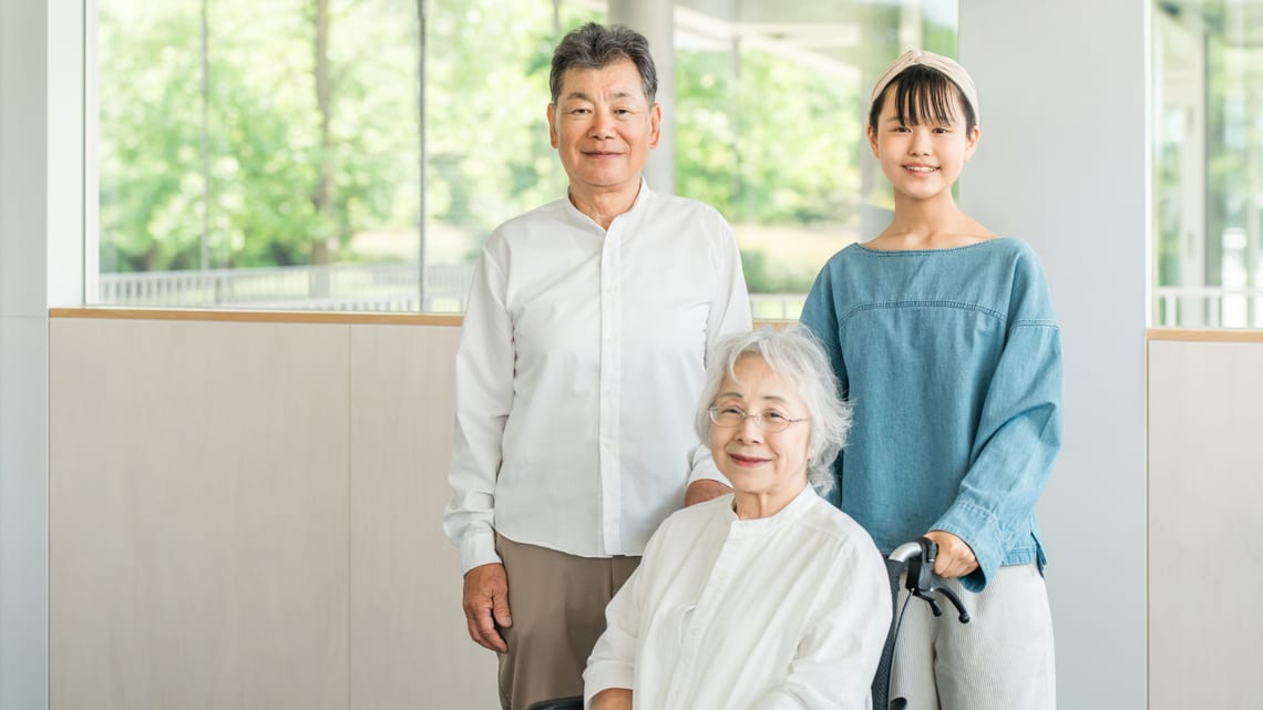 介護施設で、家族と過ごす車いすのお母様のイメージ
