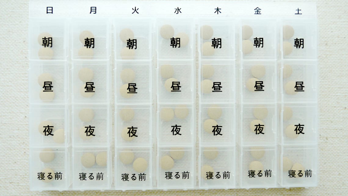 曜日ごとに朝・昼・夜・寝る前の薬を分けて入れる、1週間分のお薬ケースのイメージ