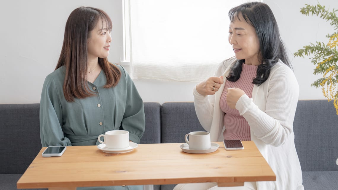 介護から少し離れて、友人とお茶を飲みながら話す女性のイメージ