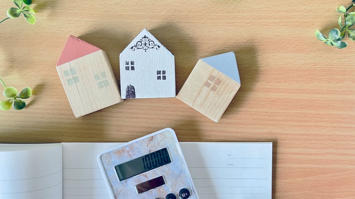 小さな家の模型と電卓のイメージ