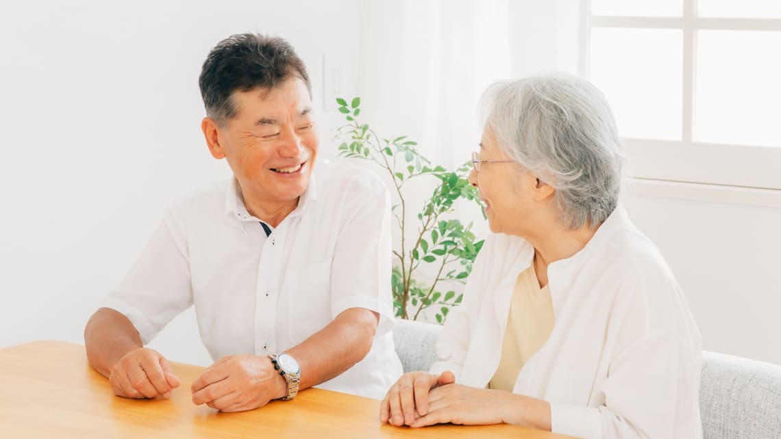 会話を楽しむご夫婦のイメージ
