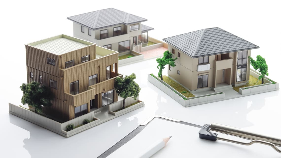 住宅の模型とクリップボードのイメージ