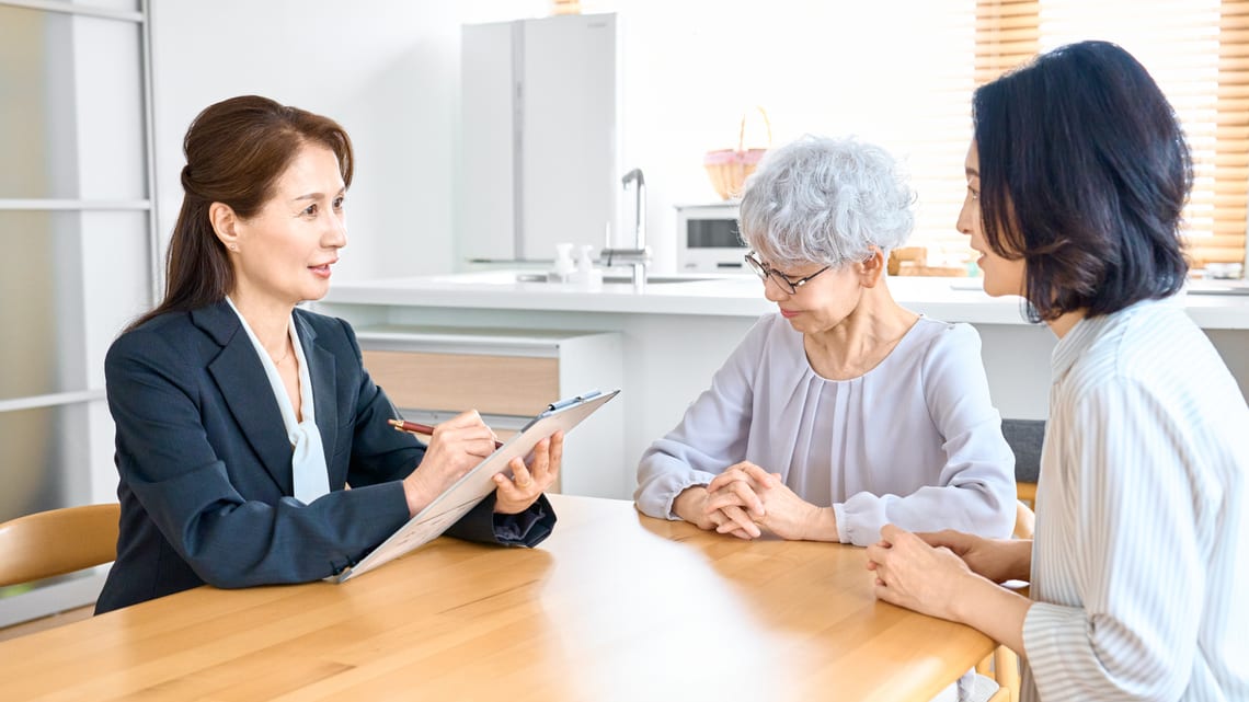 相談員の説明を聞くお母様と娘さんのイメージ