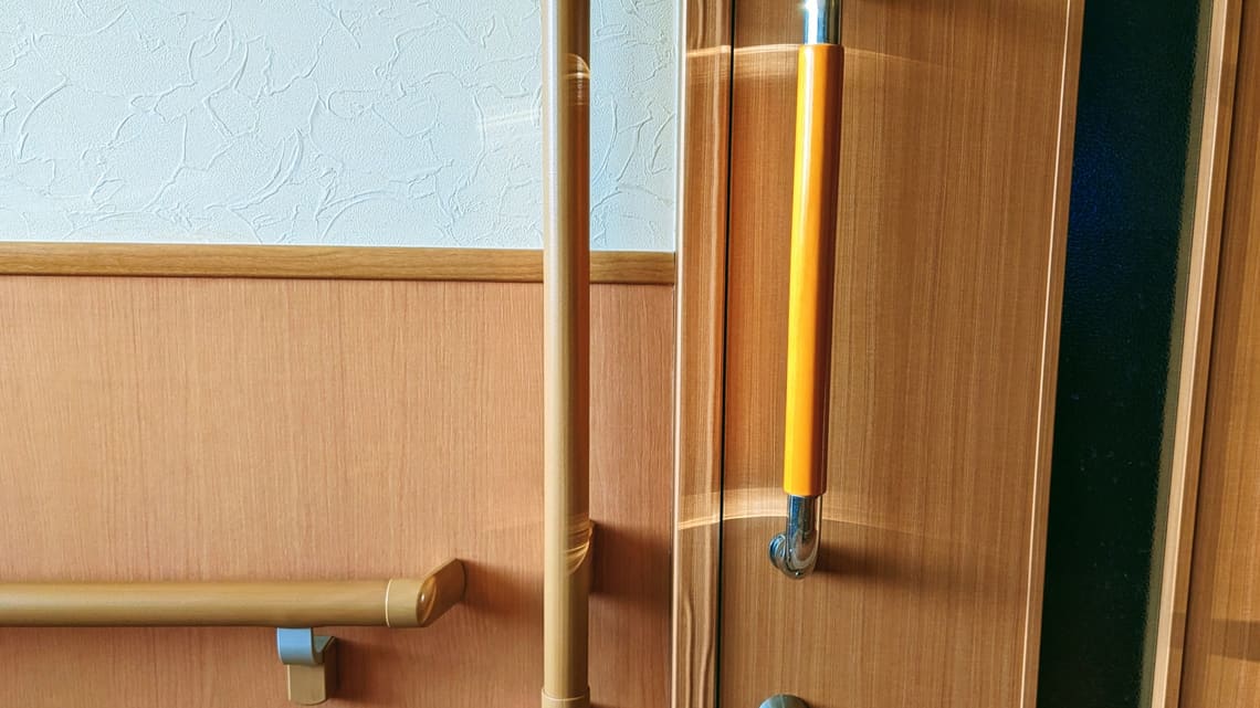 介護施設の居室のドアと手すりのイメージ