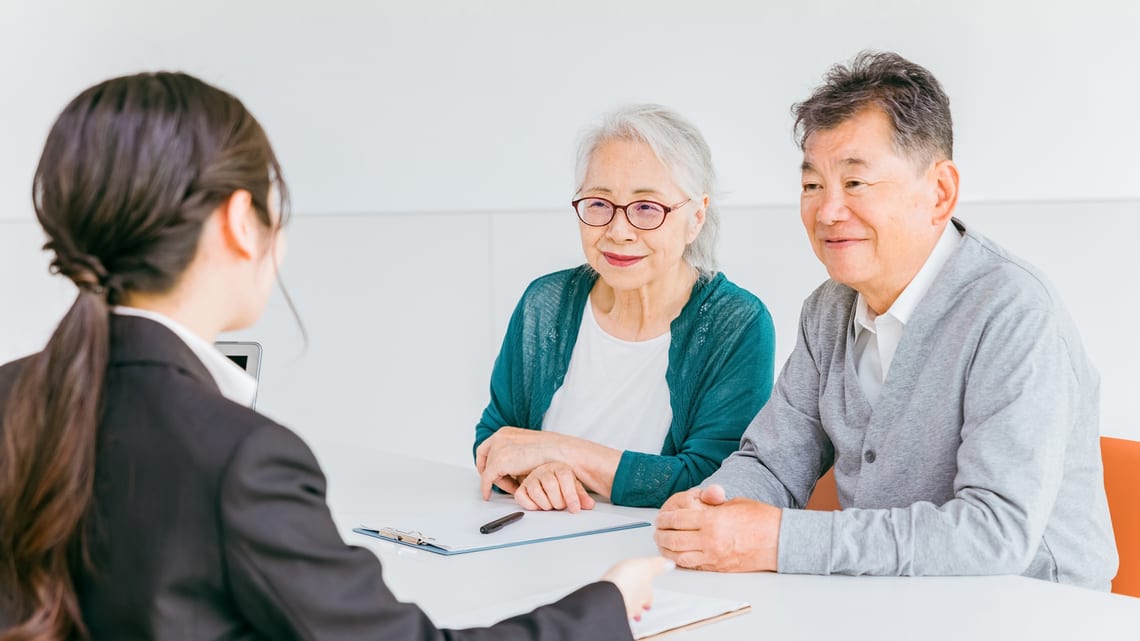 相談員に、高齢のご夫婦が暮らしの相談をしているイメージ