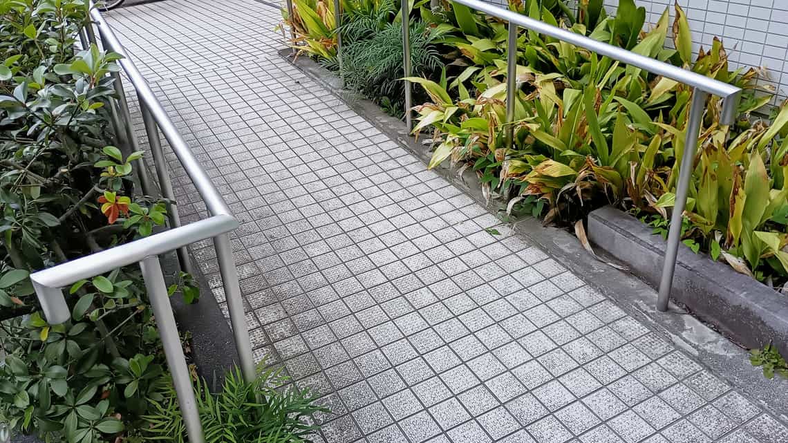 手すりのあるスロープのイメージ