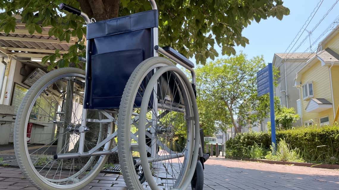 木陰の車いすのイメージ