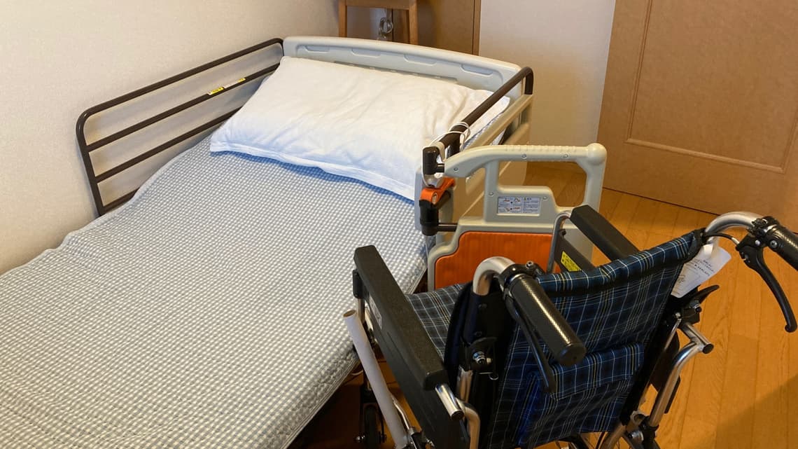 ベッドと車いすのある部屋のイメージ