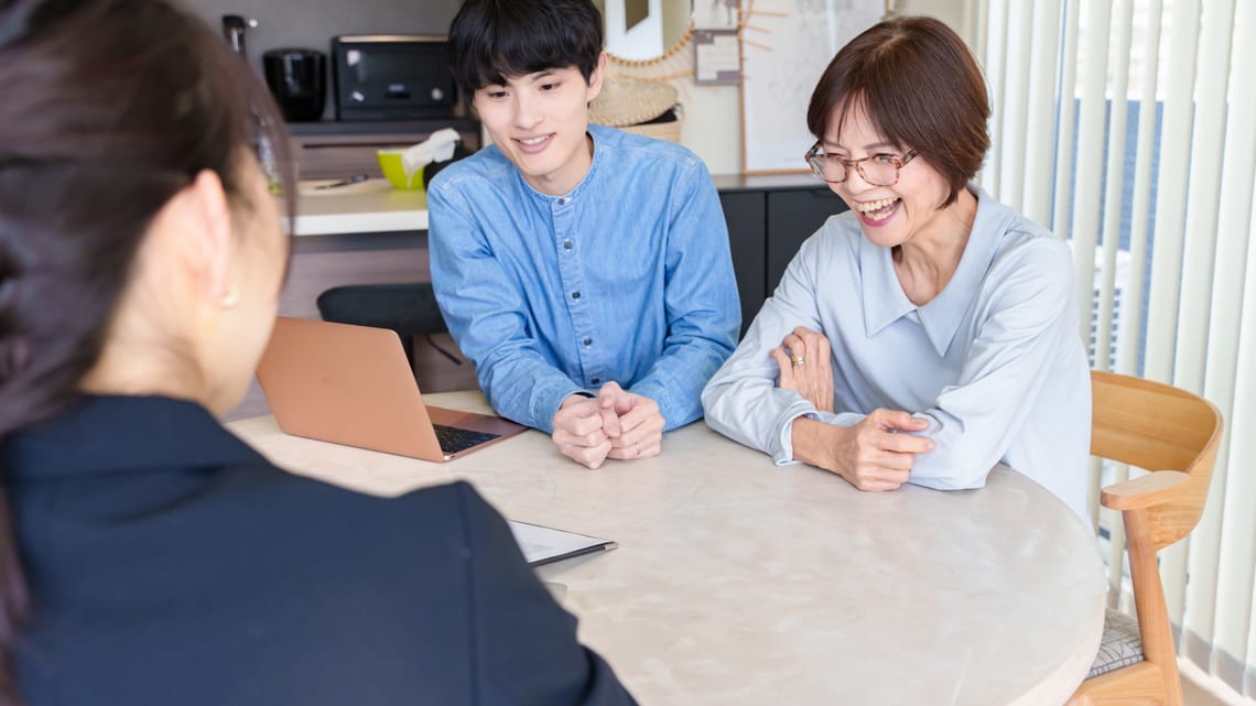 相談員から説明を受けながら、これからの暮らし方を考える親子のイメージ