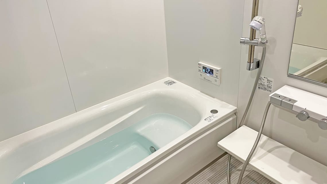 お湯を張った湯船のイメージ