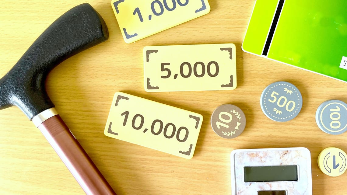 お札と硬貨、杖と電卓のイメージ
