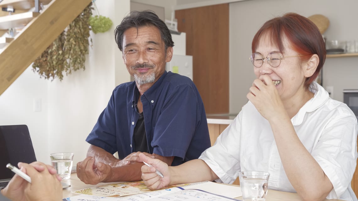 テーブルで介護の相談をする夫婦のイメージ