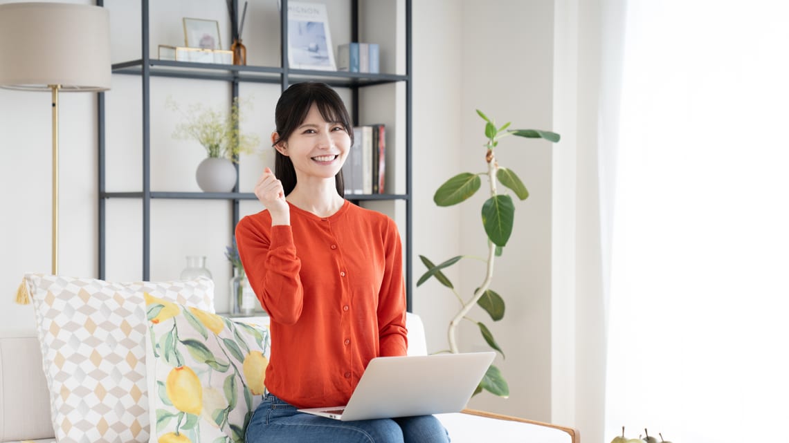 自宅でパソコンを使って調べる女性のイメージ